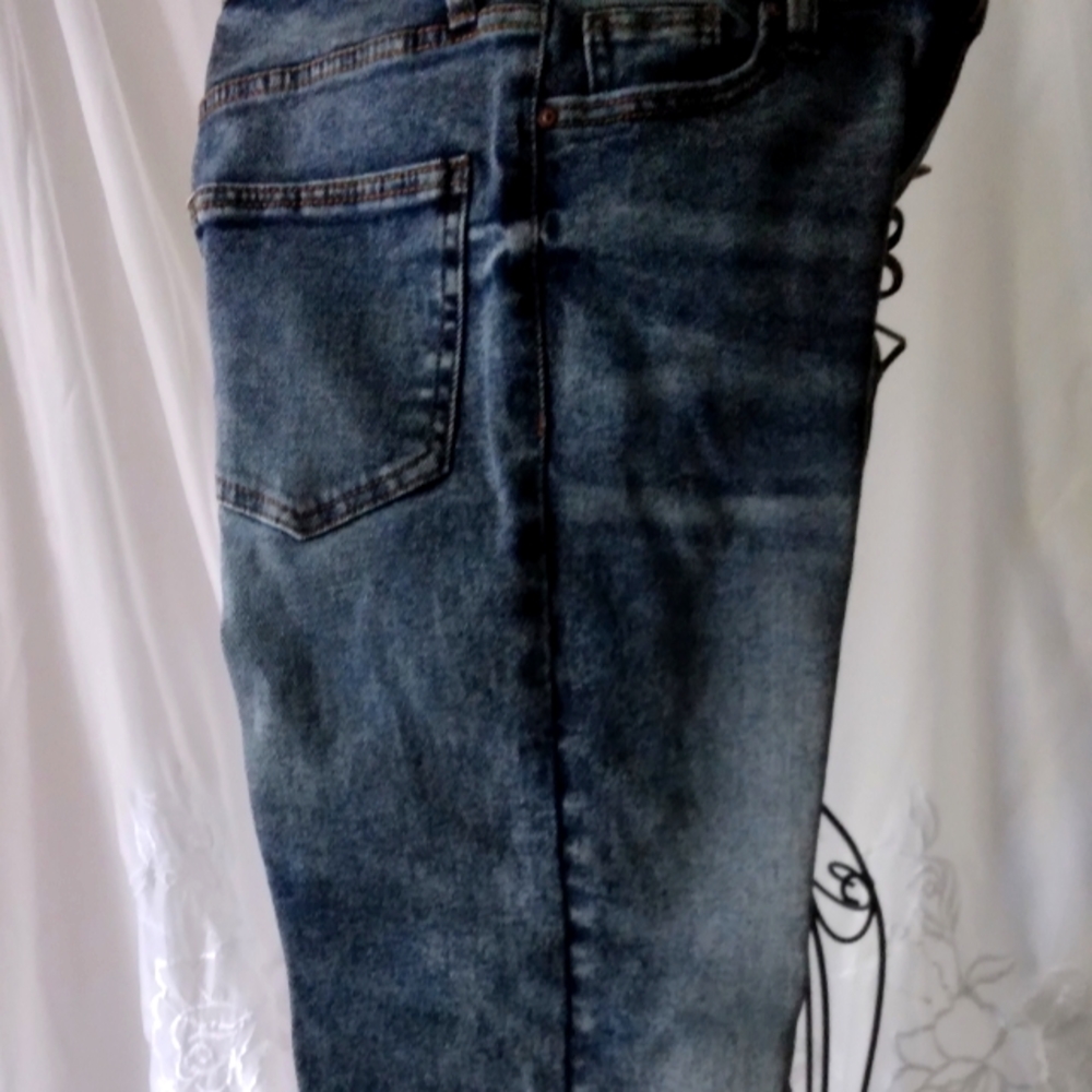 BRAND NEW/TAG "NO BOUNDARIES". .SUPER HI-RISE CURVY FIT BLUE JEANS..SZ.9..LADIES